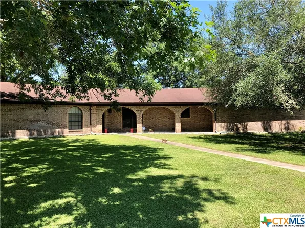 607 Pincham St, Yoakum, TX 77995