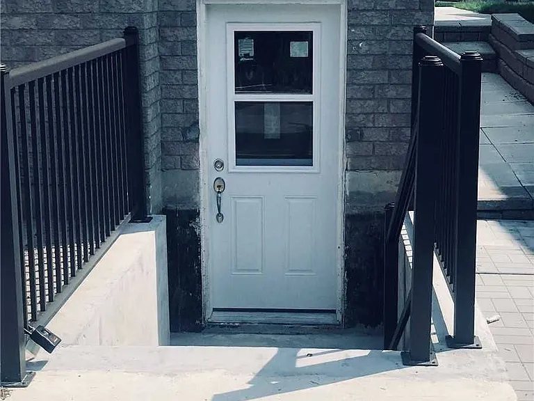 25 Gabrielle Cres #BASEMENT — Photo 3