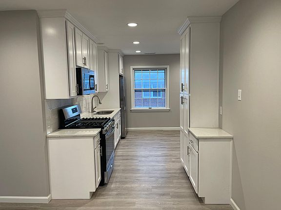 5th image of 613 Broadmoor Dr APT C