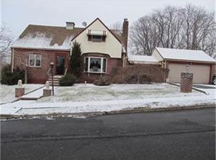 318 Maple Hill Dr, Hackensack, NJ 07601