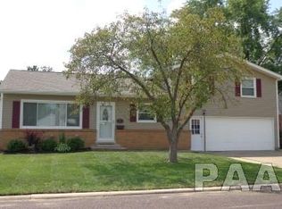 4 Richardson Ct, Pekin, IL 61554