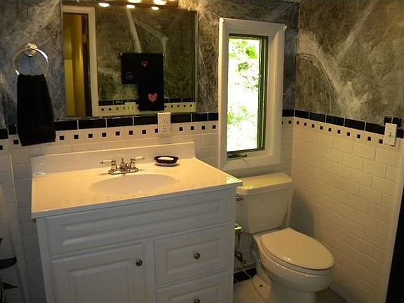 5th image of 22 Vanderbilt Ln