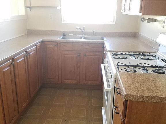 4th image of 196 Deane Ct