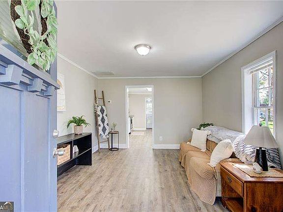 4th image of 411 Ash St