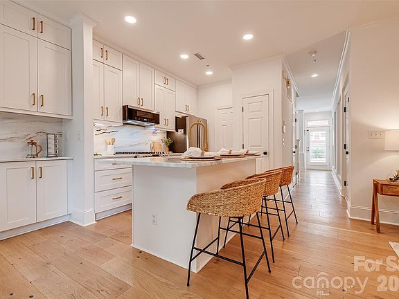 4th image of 937 Park Slope Dr