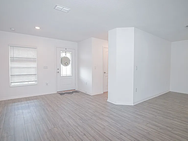 695 Bay Leaf Dr #MAIN — Photo 2