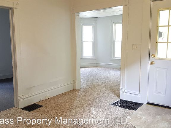 3rd image of 607 Prospect Ave NE