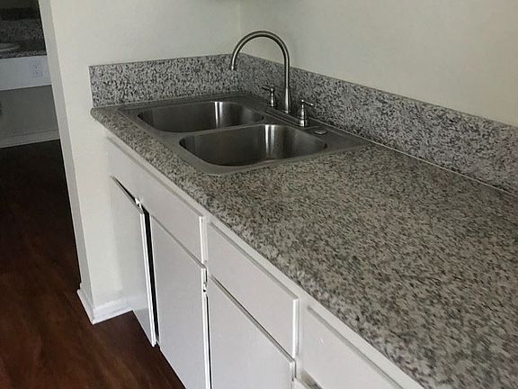 3rd image of 975 Ventura Ave APT 3