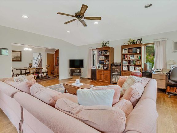 3rd image of 20 Millbrook Dr