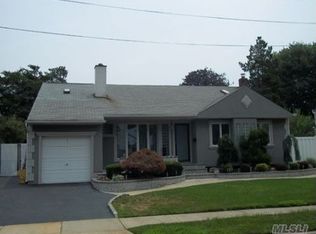 122 Midwood Ave, Farmingdale, NY 11735