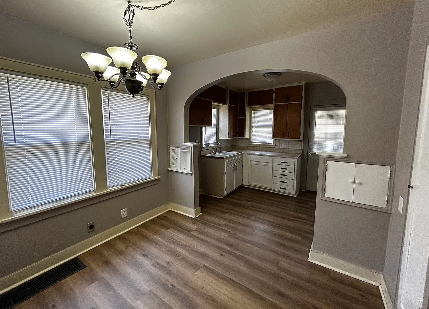 2-Bed Bungalow Fireplace Detached Garage Large Yard Peoria 61603 — Photo 3