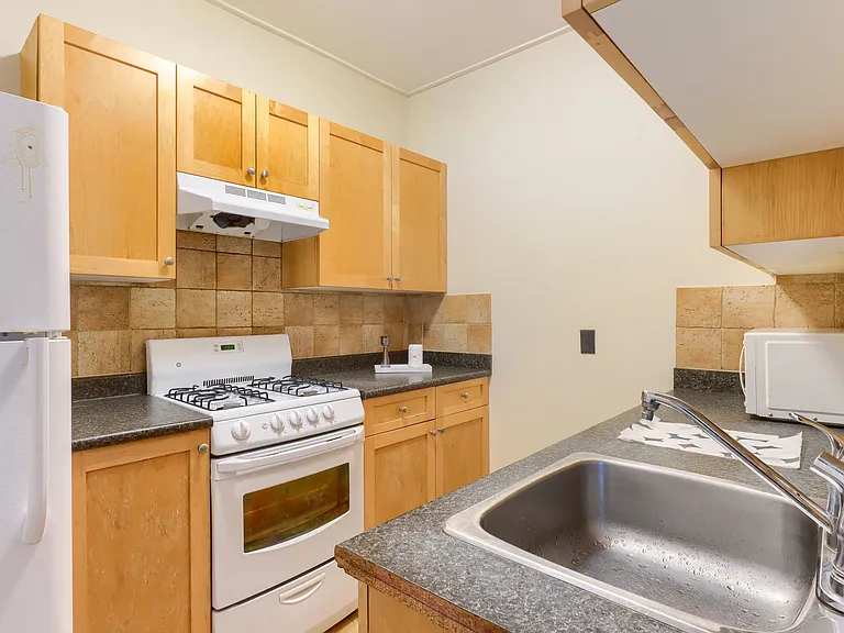 935 Jervis St #6 — Photo 5