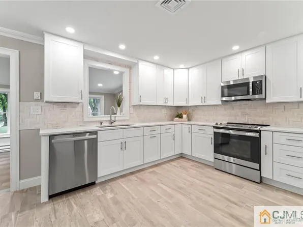 265 Crosse Dr #B, Monroe Township, NJ 08831