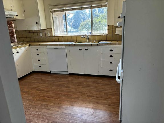 Country Kitchen with double ovens
dishwasher disposal and large pantry