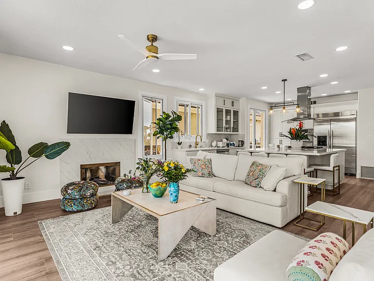 1807 Amalfi Dr — Photo 16