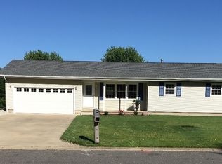 824 Sequoia Ct, Taylorville, IL 62568