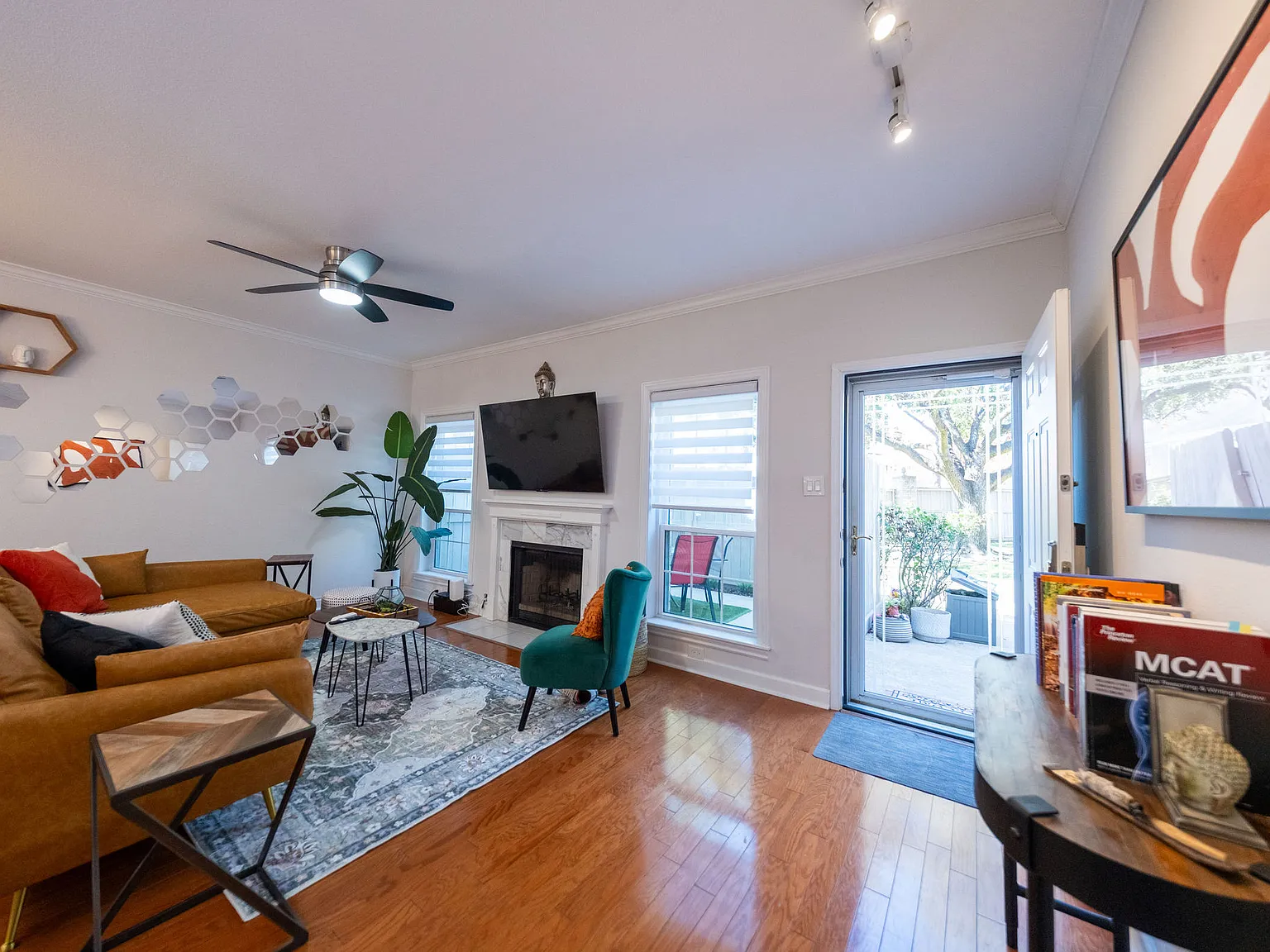 2 bed, 2.5 bath, 1600 sqft, $3,200 — Photo 4