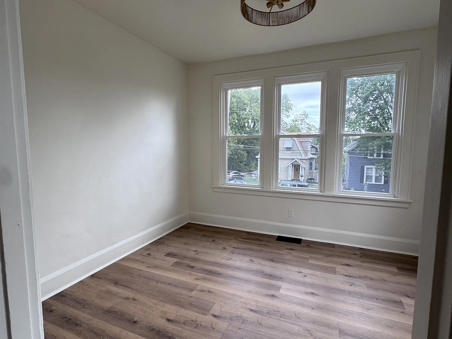 541 Considine Ave — Photo 2