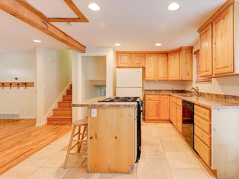 3314 S Meadowlark Dr — Photo 2