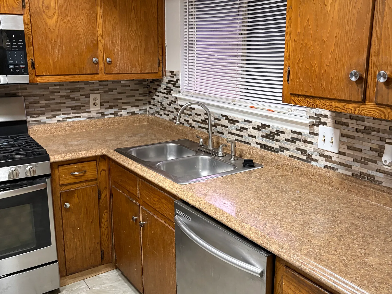 3 bed, 1000 sqft, $1,500 — Photo 2
