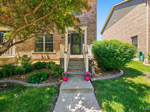 552 Queens Court Pl, Saint Peters, MO 63376