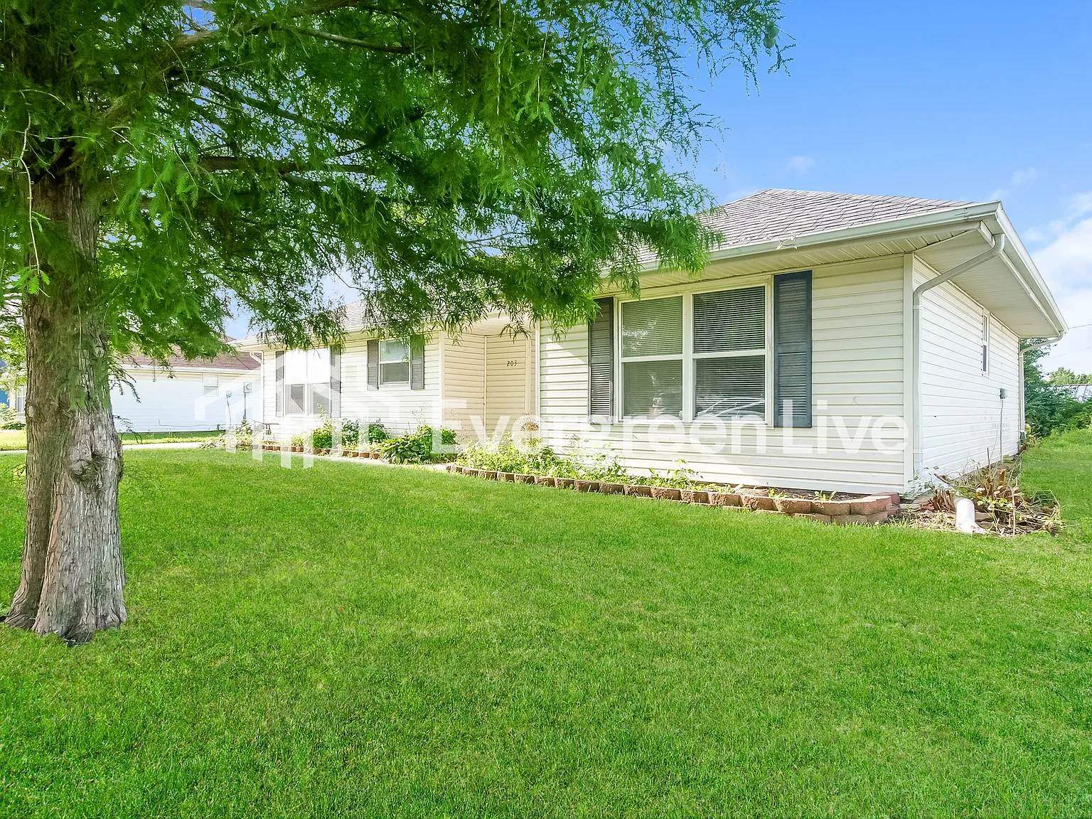 3 bed, 1.5 bath, 1191 sqft, $1,595 — Photo 2