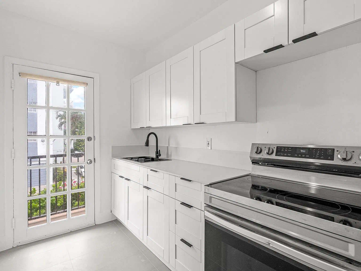 7845 NE Bayshore Ct — Photo 3