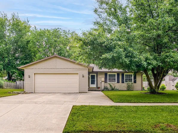 1104 S Marietta Dr, Mahomet, IL 61853