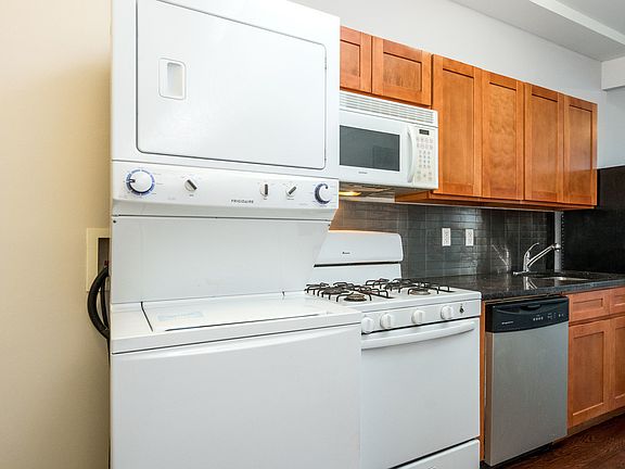 2nd image of 146 Jefferson Ave APT 2R