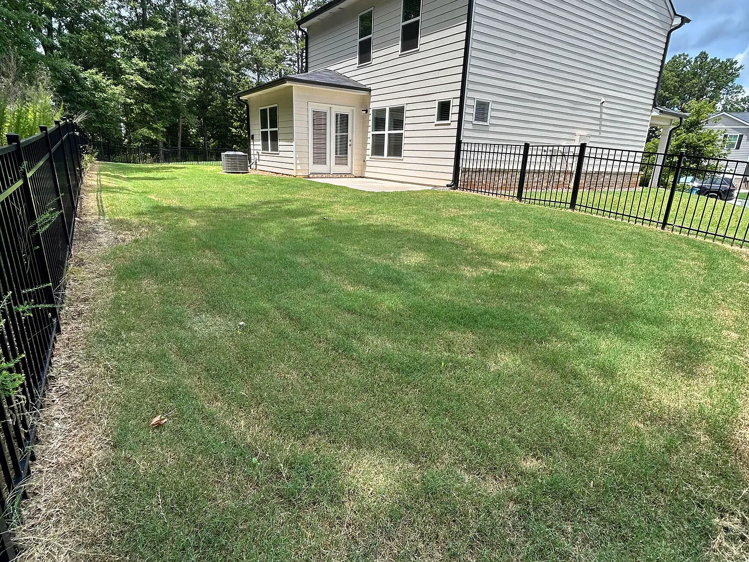 3 bed, 2.5 bath, 1634 sqft, $2,099 — Photo 2