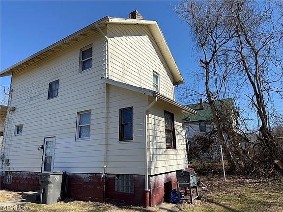 5th image of 417 Kenmore Ave W