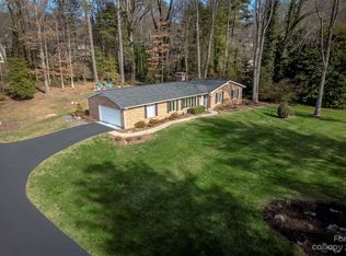 304 Crestview Dr, Hendersonville, NC 28791