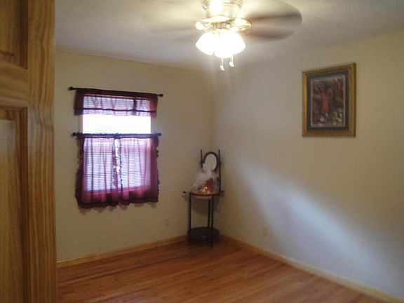 5th image of 66 Camelot Ln