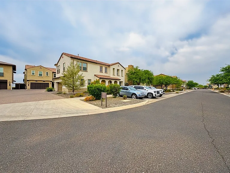 2345 W Gloria Ln — Photo 38