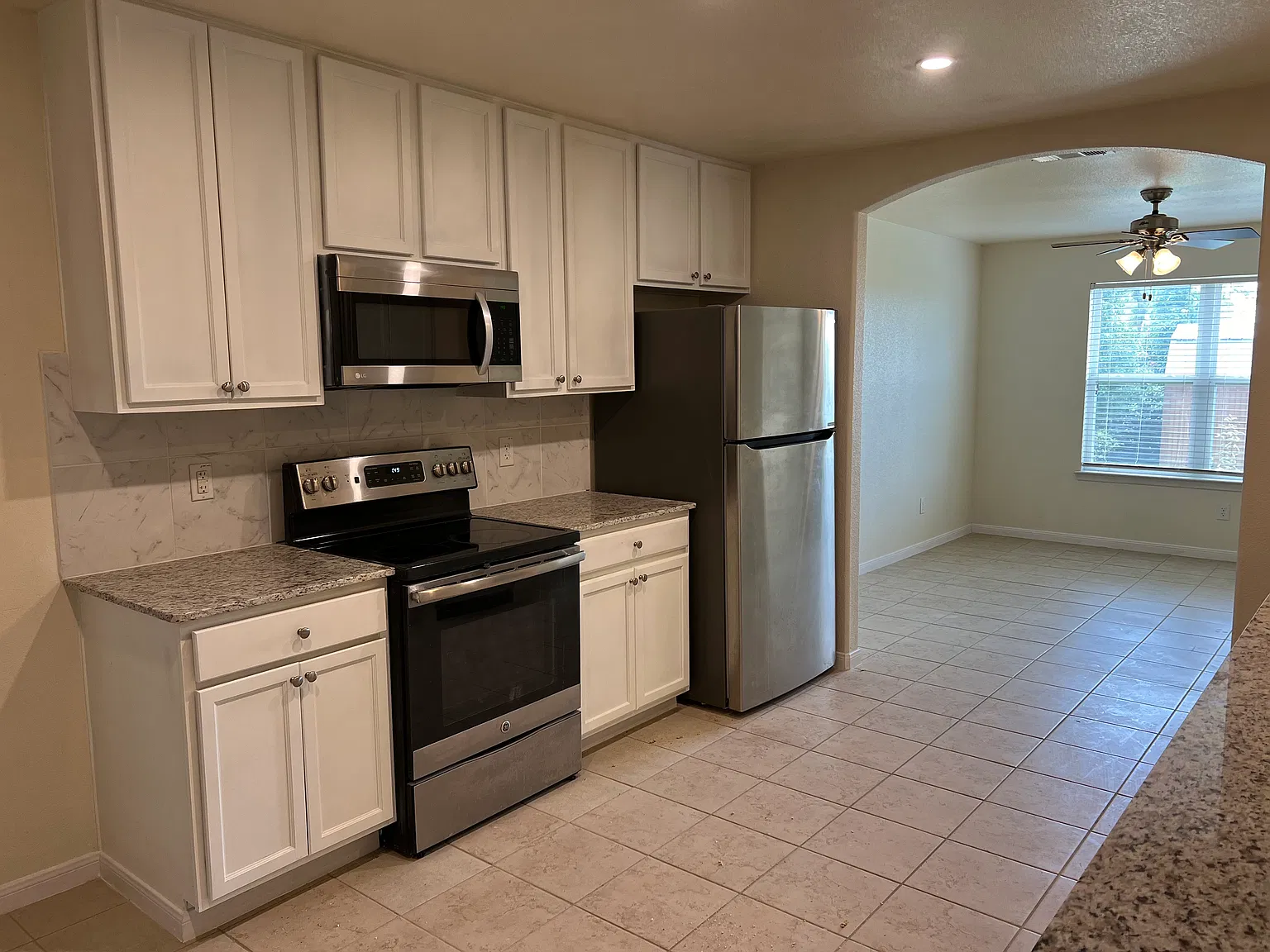 5 bed, 2.5 bath, 2099 sqft, $1,895 — Photo 2