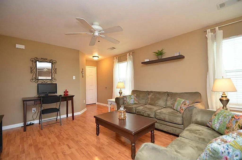 3 bed, 2.0 bath, 1152 sqft, $1,600 — Photo 2