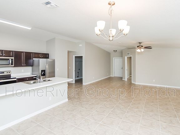4th image of 987 Aurelia Ave SE