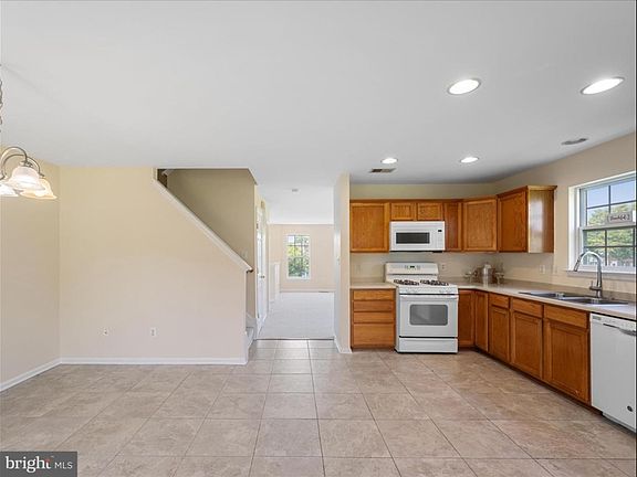 5th image of 303 Pendleton Ln