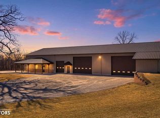 886 Henik Rd, Mount Vernon, IA 52314