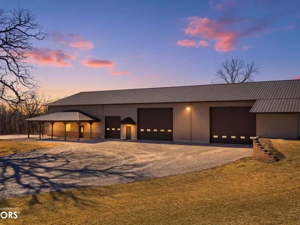 886 Henik Rd, Mount Vernon, IA 52314