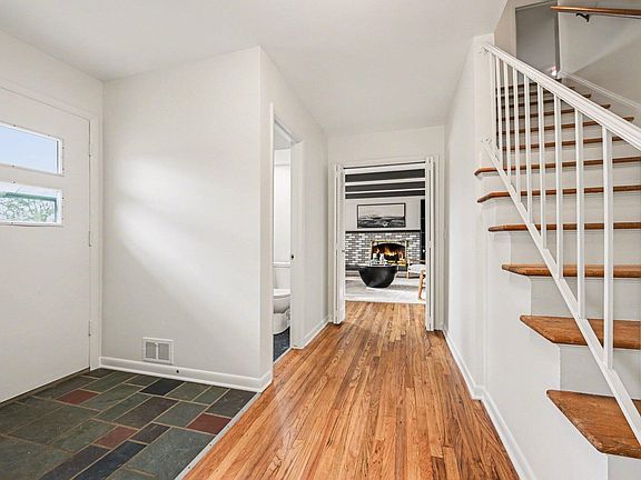 2nd image of 2051 Ascot Rd