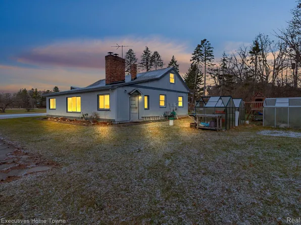 2155 Arlington Rd, Columbus, MI 48063