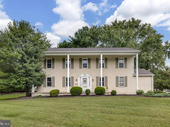 122 Cobblestone Dr, Mount Laurel, NJ 08054