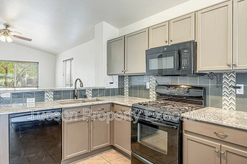 3 bed, 2.0 bath, 1297 sqft, $2,000 — Photo 4