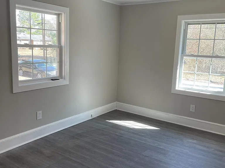 1200 E Holly St — Photo 4