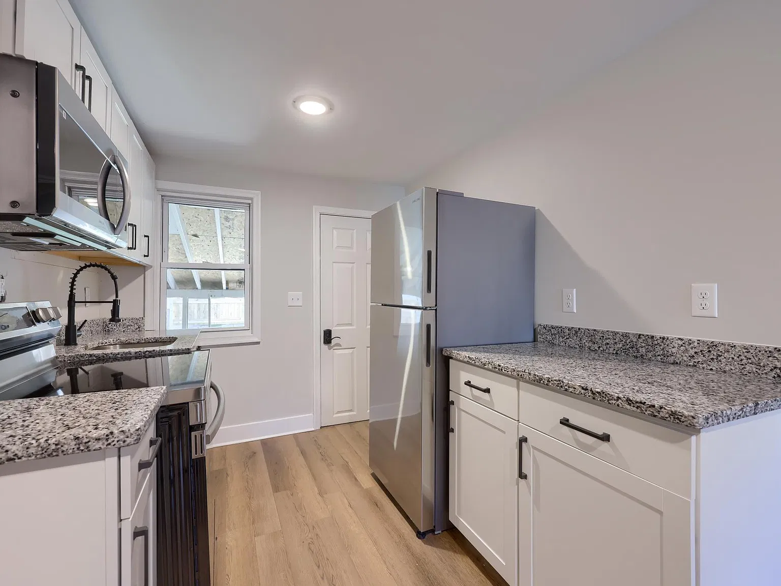 2 bed, 825 sqft, $1,445 — Photo 2