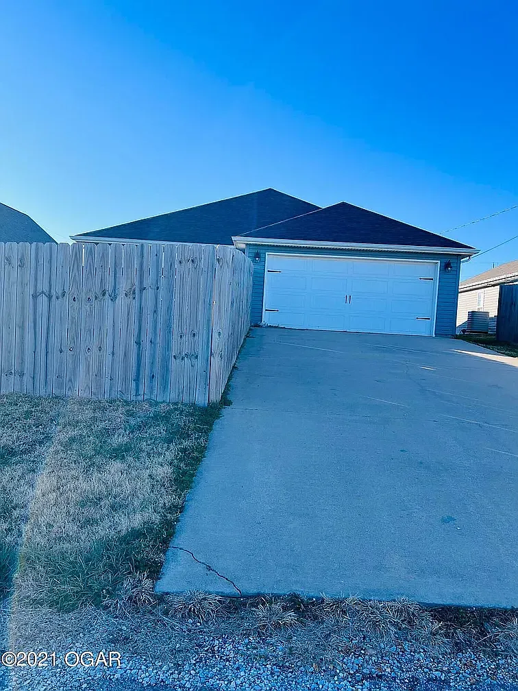 3 bed, 1400 sqft, $1,500 — Photo 2