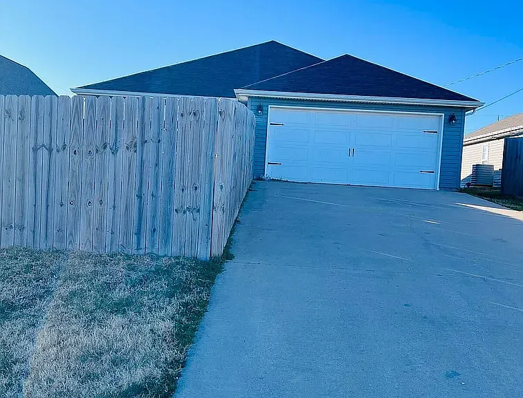 2523 Empire Ave — Photo 2