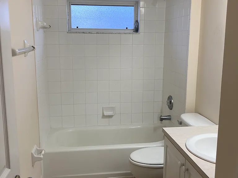 Guest Bath with Tub/Shower