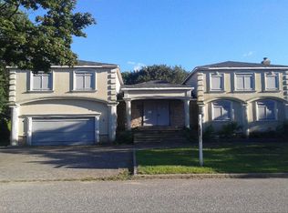 22 Castle Ln, Bay Shore, NY 11706